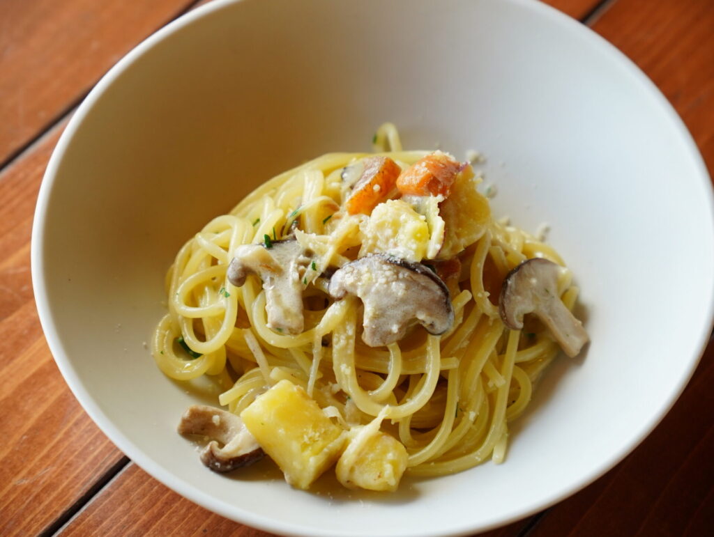  【期間限定/生パスタ】畑の生姜としいたけと柿。秋の味覚感じるクリームパスタ。