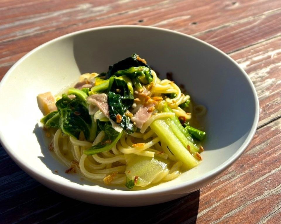 【期間限定/生パスタ】冬が旬の野菜をたっぷり使用♪にんにくとオイルソースのパスタ。